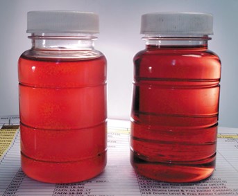 Figura 4. Diferentes formulaciones de aceite pueden tener distintas condiciones para el manejo de barniz, aunque tengan una apariencia bastante similar. (Cortesía de Dave Wooton, Wooton Consulting)