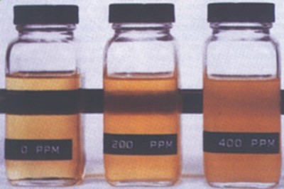 Figura 1. Aquí se muestra el fluido hidráulico seco a la izquierda y cantidades crecientes de agua emulsionada (agua en aceite) al centro y a la derecha.