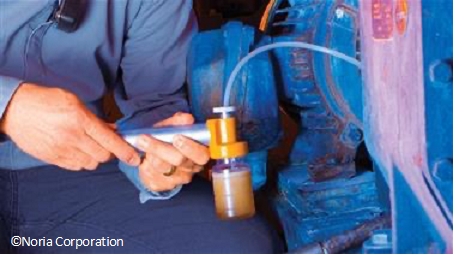 Figura 1. El muestreo de aceite con una bomba de vacío puede ayudar a  reducir la contaminación durante el procedimiento de muestreo.